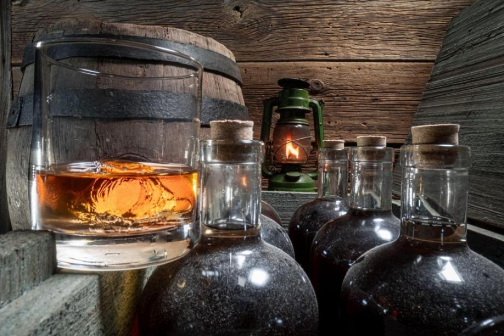 28 de persoane au murit și alte 60 au fost spitalizate după ce au băut alcool contrafăcut